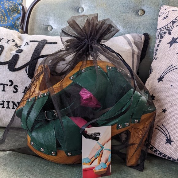 Lucky Lou Tiki Shoes Size 8 Brand new! Sold out on site! - Picture 2 of 7